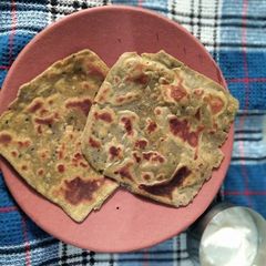 A picture of Onion-Palak Paratha.