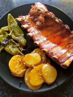 Foto principal de Costillas ibéricas adobadas asadas con guarnición