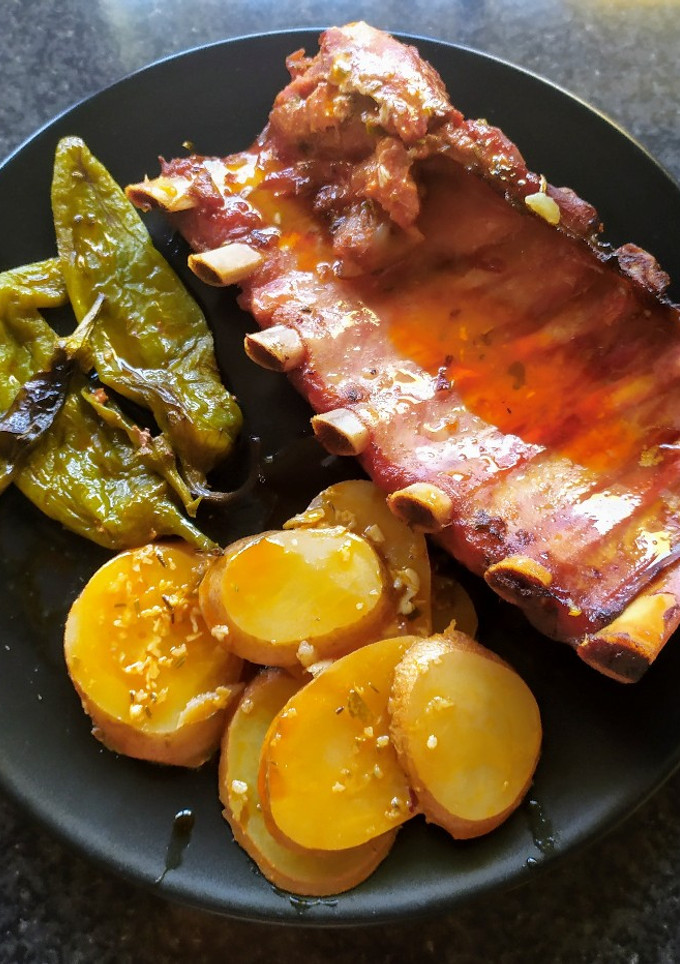 Una foto de Costillas ibéricas adobadas asadas con guarnición