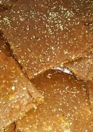 गुड की पापडी (gur ki papdi recipe in Hindi) रेसिपी मुख्य फोटो