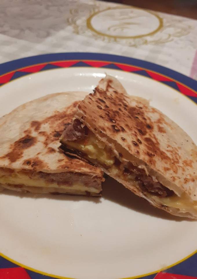 Una foto de Tortitas rellenas de huevo y bacon