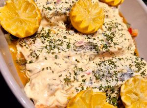 Une photo de Pavés de saumon en cocotte à la crème citron 🍋 ciboulette échalotes