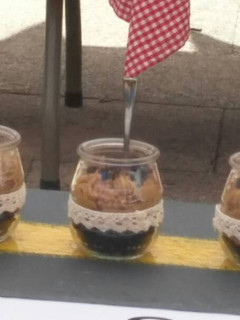 Una foto de Mousse de samfaina con crujiente de morcilla negra
