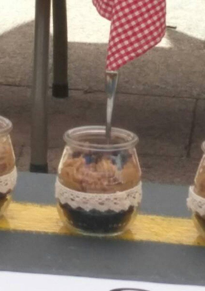 Una foto de Mousse de samfaina con crujiente de morcilla negra