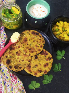 મેથી ના થેપલા (Methi Thepla Recipe In Gujarati) રેસીપી મુખ્ય ફોટો