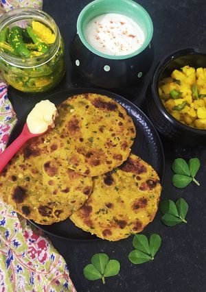 મેથી ના થેપલા (Methi Thepla Recipe In Gujarati) રેસીપી મુખ્ય ફોટો
