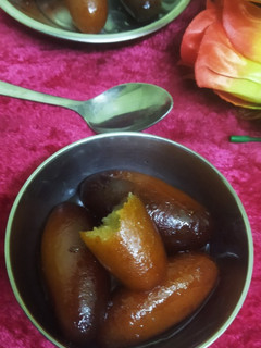 गेहूं के आटे के गुलाबजाम (gehu ke atte ke Gulab jamun recipe in Hindi) रेसिपी मुख्य फोटो