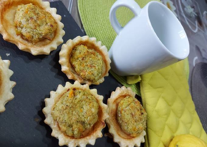Polpette di merluzzo e verdure su un cestino di pasta sfoglia