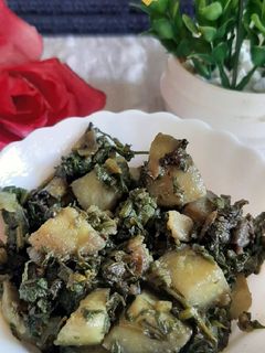 पालक बटाटा भाजी (palak batata bhaji recipe in marathi) रेसिपी चे मुख्य फोटो
