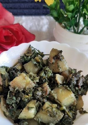पालक बटाटा भाजी (palak batata bhaji recipe in marathi) रेसिपी चे मुख्य फोटो 