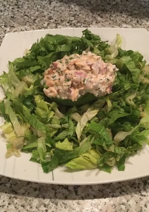 Una foto de Palta rellena con salmón ahumado