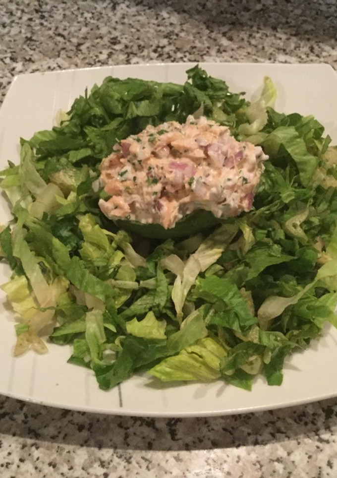 Una foto de Palta rellena con salmón ahumado