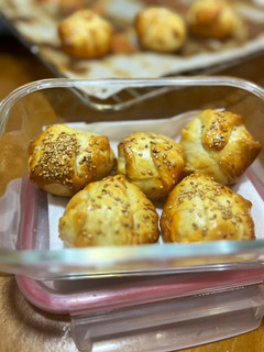 Una foto de Pastelitos de sobrasada con queso de cabra y cebolla caramelizada