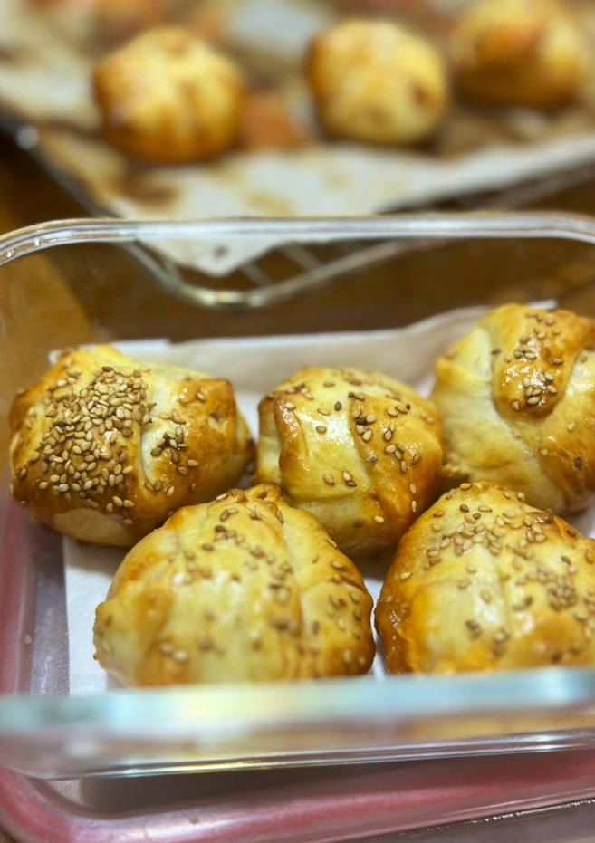 Una foto de Pastelitos de sobrasada con queso de cabra y cebolla caramelizada
