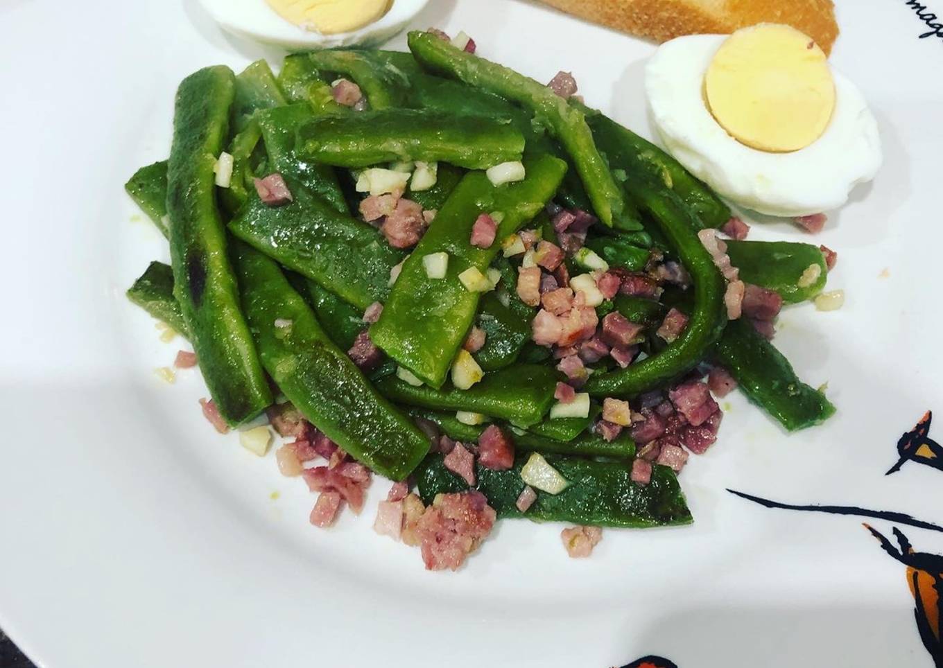 Judías verdes salteadas con jamón y filete de pechuga de pollo