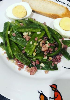 Una foto de Judías verdes salteadas con jamón y filete de pechuga de pollo