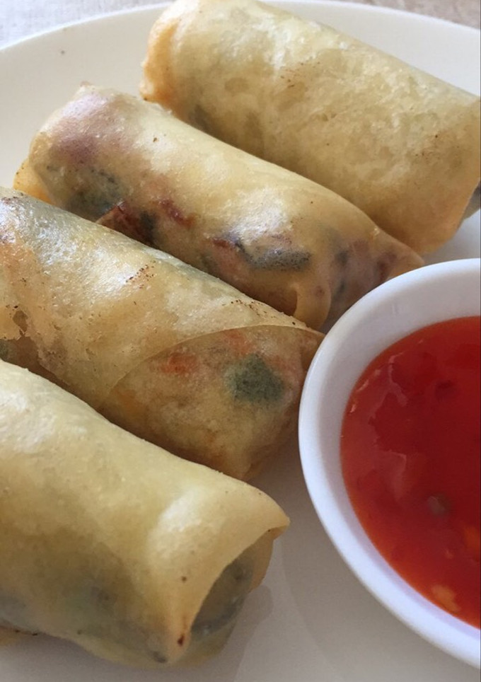 A picture of Springroll with sweet and chilli sauce.