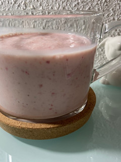 Una foto de Batido de fresas y plátano