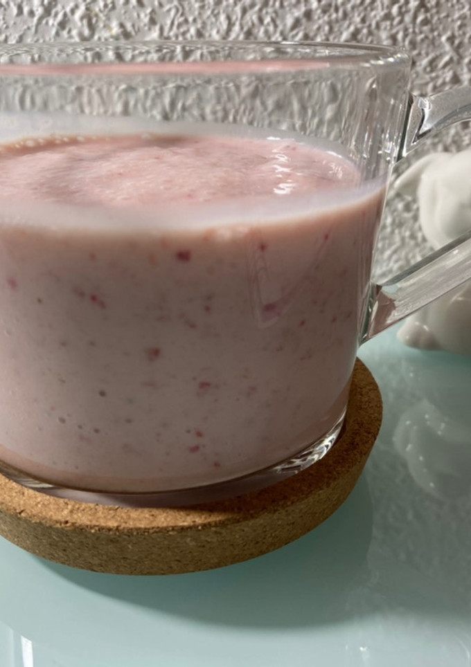 Una foto de Batido de fresas y plátano