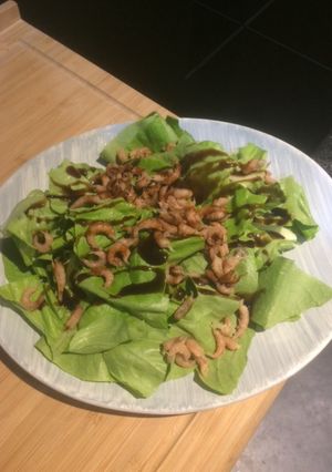 Une photo de Salade crevette et son délicieux velours vinaigre balsamique