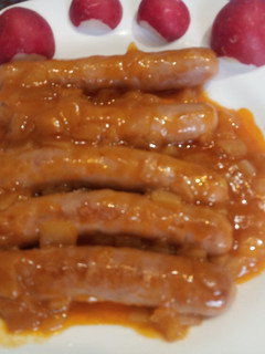Una foto de Salchichas o longanizas blanca en salsa al vino