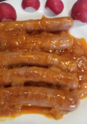 Foto principal de Salchichas o longanizas blanca en salsa al vino