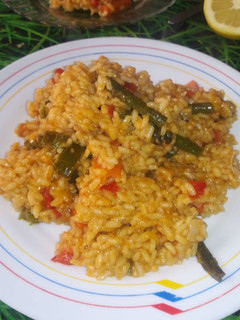 Una foto de Arroz con verduras y curry 🍅 🍚