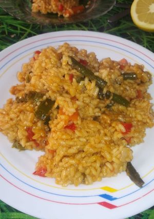 Una foto de Arroz con verduras y curry 🍅 🍚