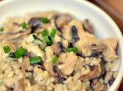 Una foto de risoto de champiñones