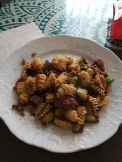 Una foto de Pasta con calabacín y carne picada