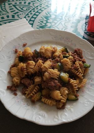 Una foto de Pasta con calabacín y carne picada