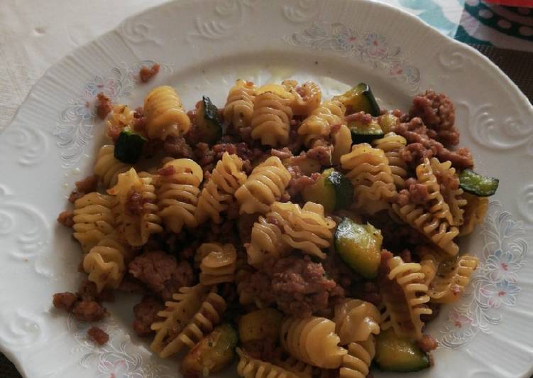 Pasta con calabacín y carne picada
