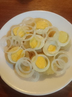 Una foto de Ensalada de huevo y cebolla y papa