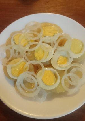 Una foto de Ensalada de huevo y cebolla y papa