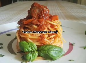 Foto di Spaghetti con Muscolo di Vitello al Sugo nel Tegame di Terracotta