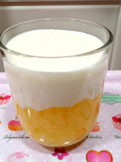 Una foto de Vasito de compota de manzana y yogur