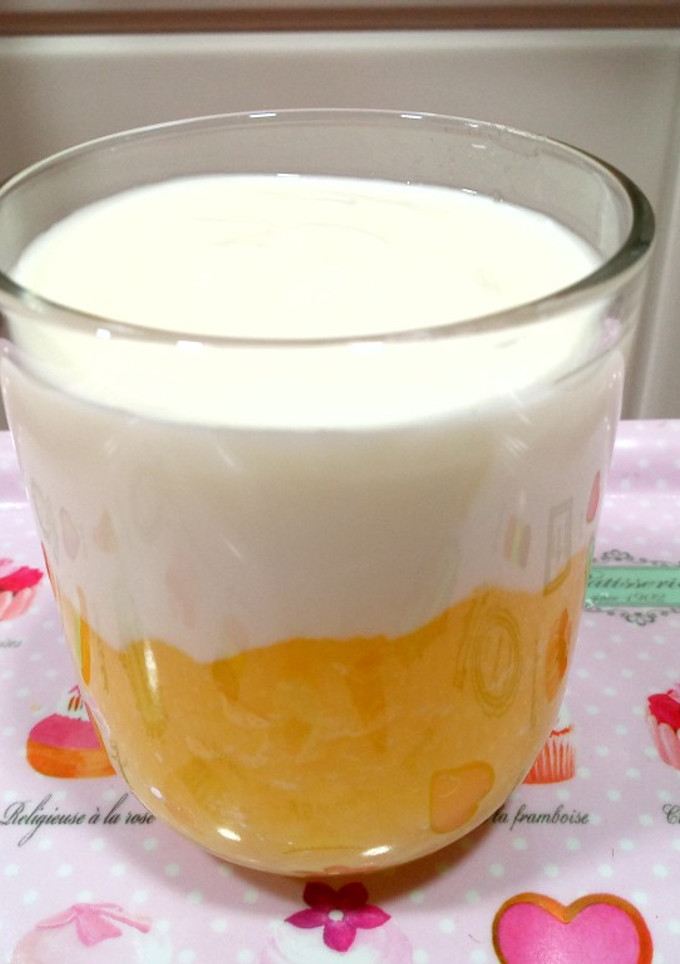 Una foto de Vasito de compota de manzana y yogur