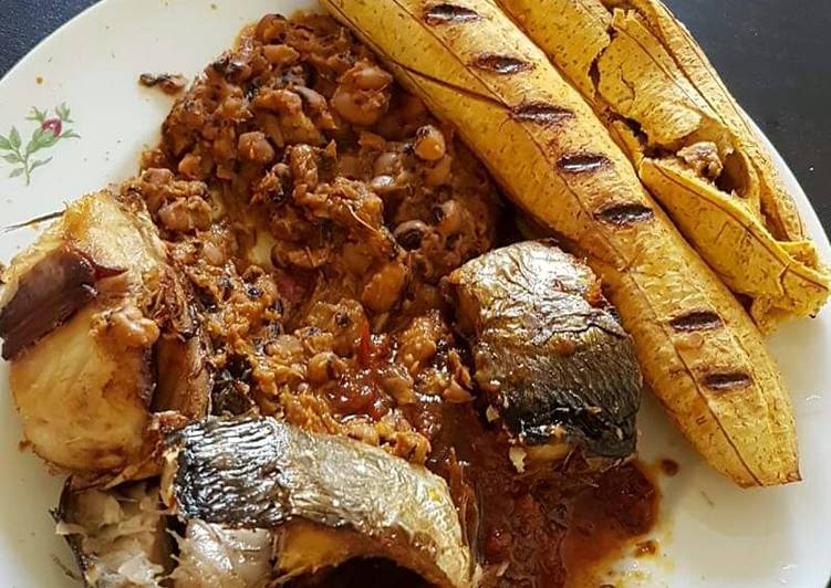 Grilled plantain,fish and honey beans