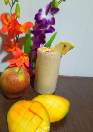 A picture of Apple Mango smoothie.