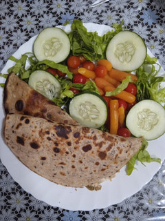 Una foto de Rapiditas con pollo y ensalada!