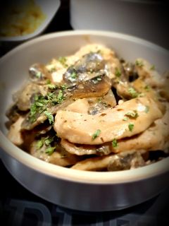 Une photo de Poulet aux champignons, sauce crème moutarde