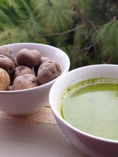 Una foto de Papas negras con mojo verde de cilantro