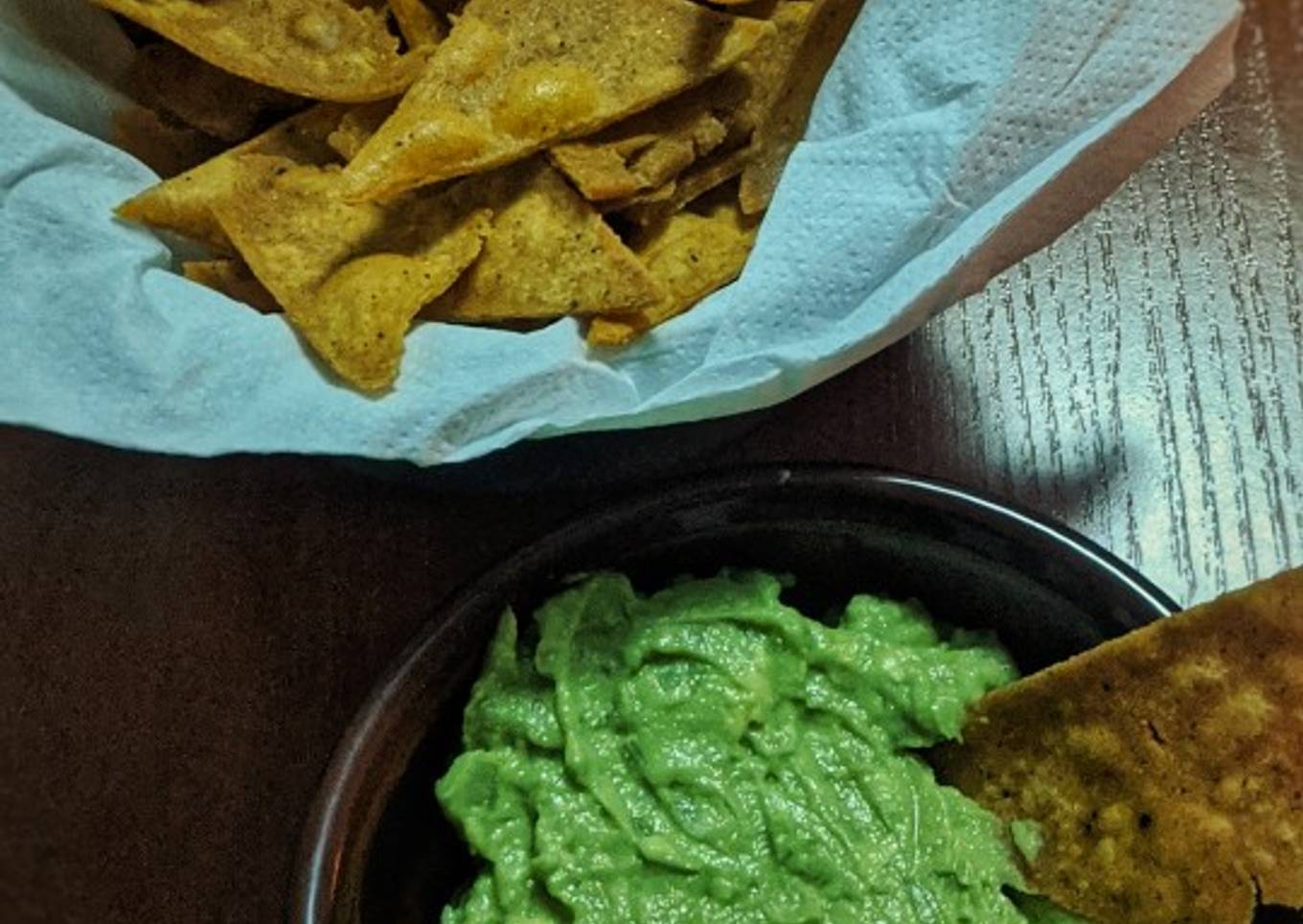 Nachos caseros con guacamole
