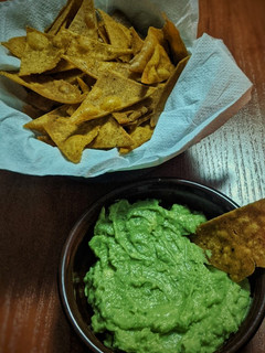 Una foto de Nachos caseros con guacamole