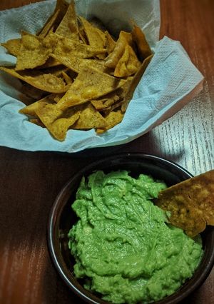 Una foto de Nachos caseros con guacamole
