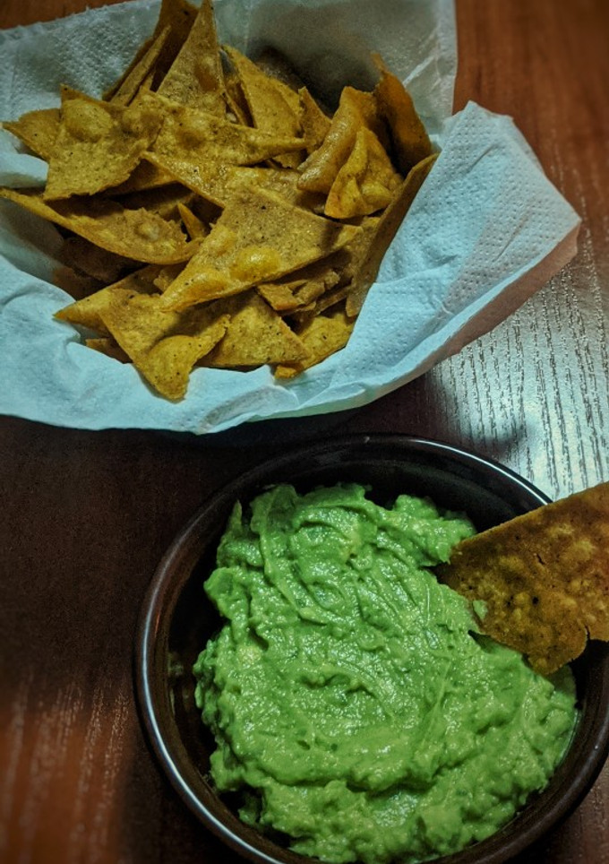 Una foto de Nachos caseros con guacamole