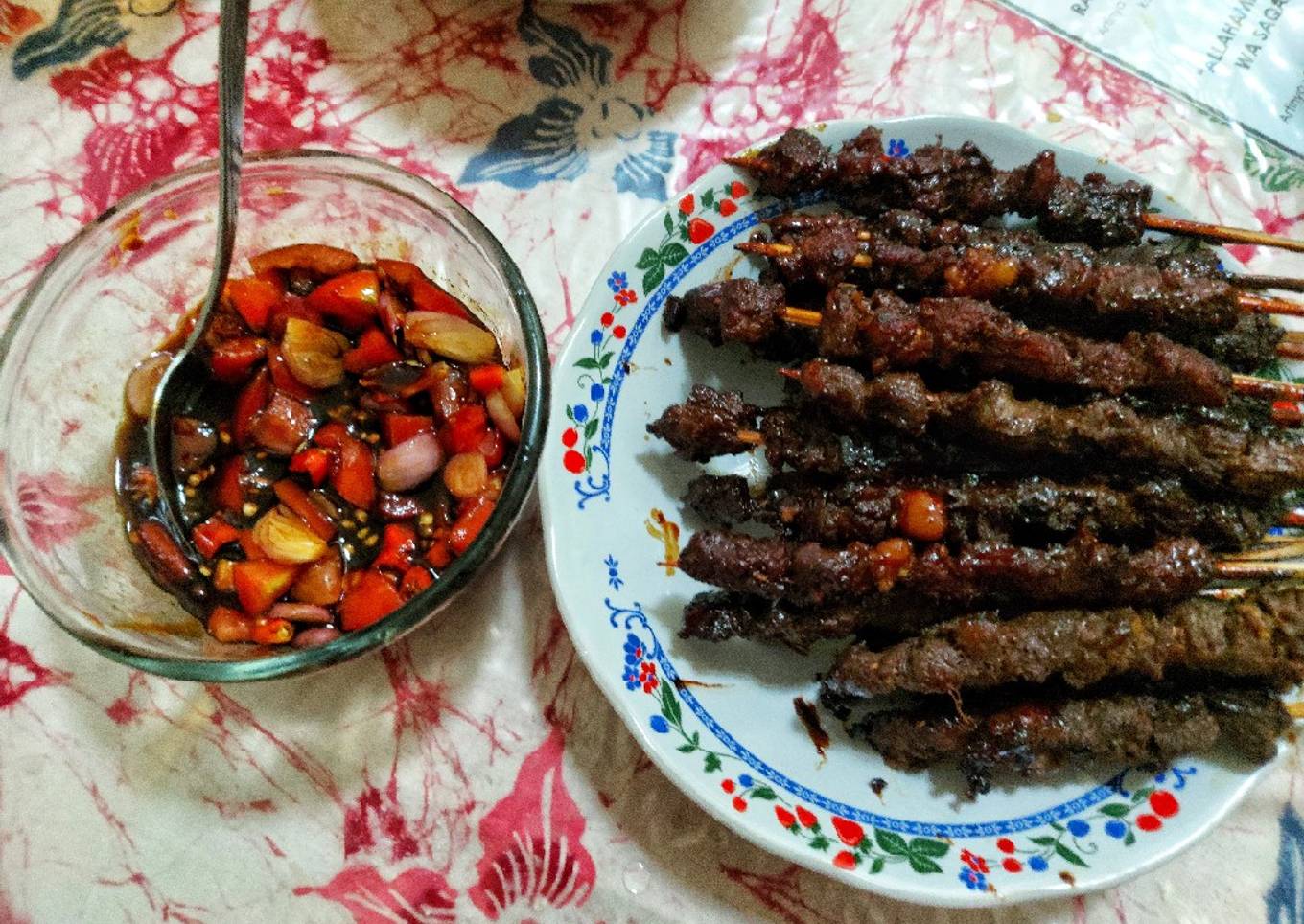 Sate kambing dibakar dengan teflon