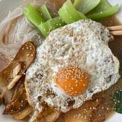 Foto principal de Sopa de vermicelli con bok choiy seta cardo