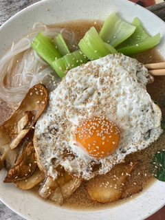 Una foto de Sopa de vermicelli con bok choiy seta cardo