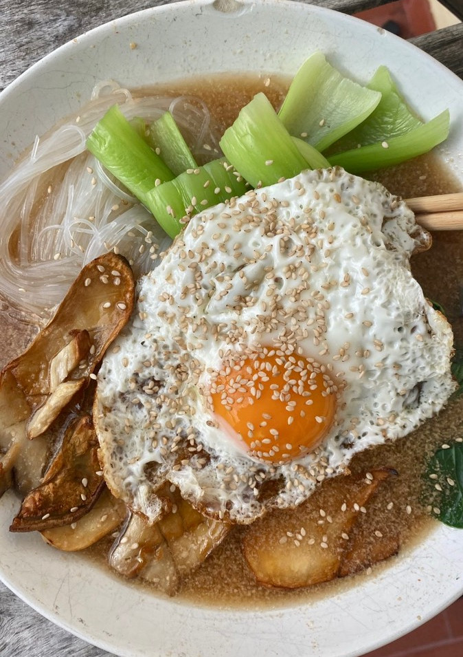 Una foto de Sopa de vermicelli con bok choiy seta cardo